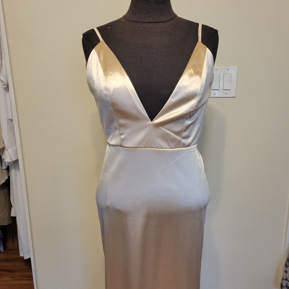Stunning Formal Gowns.. Size Medium - Picture 7 of 10